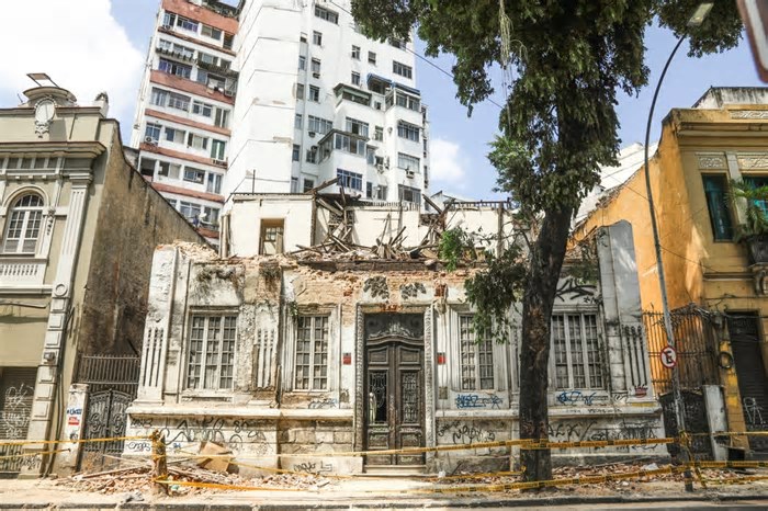 De quem é a culpa? Casarão desmorona no Centro do Rio e expõe abandono de imóveis históricos