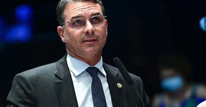 Com o pai no tribunal, Flávio Bolsonaro participa de evento em Brasília
