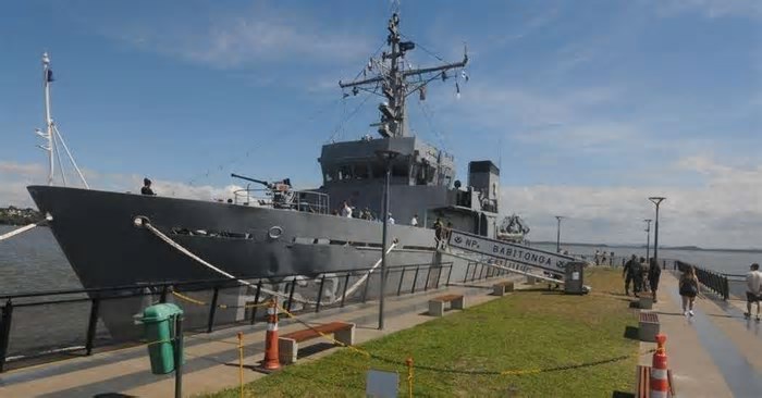 Navio da Marinha recebe visitação gratuita no Parque Pontal, em Porto Alegre