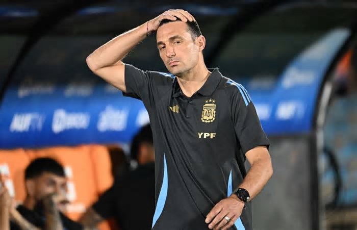 Scaloni cita amizade de Messi e Neymar, pede paz contra o Brasil e minimiza racismo: 'Está fora da nossa cabeça'