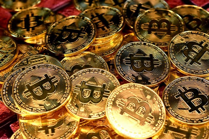 Bitcoin tem leve alta, mas não sustenta os US$ 90 mil antes de evento cripto na Casa Branca