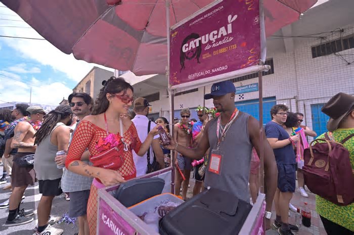 Catuçaí resiste às ‘latinhas’ e família lucra com venda da bebida há 12 anos no Carnaval de BH