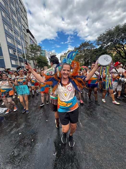 ‘Meu coração tá pulando de felicidade igual a bateria’, diz poetisa, homenageada no Samba Queixinho