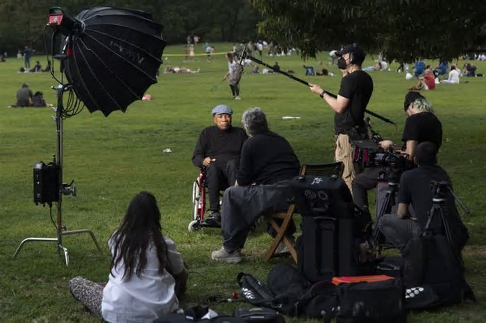 Milton Nascimento se emociona com filme sobre sua vida em pré-estreia