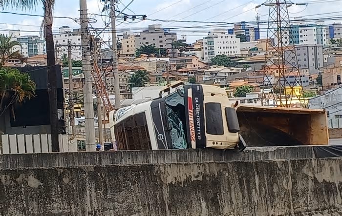 Carreta com brita tomba e interdita avenida em Contagem