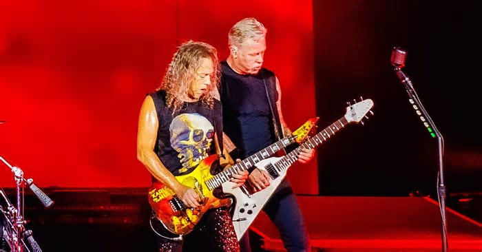 A criticada música que fez James Hetfield e Kirk Hammett chorarem juntos