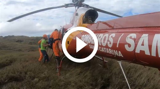 VÍDEO: Bombeiros resgatam turistas franceses que se perderam em trilha na Grande Florianópolis