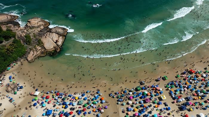 Justiça ordena demolição de estabelecimentos construídos na Praia Mole, em SC