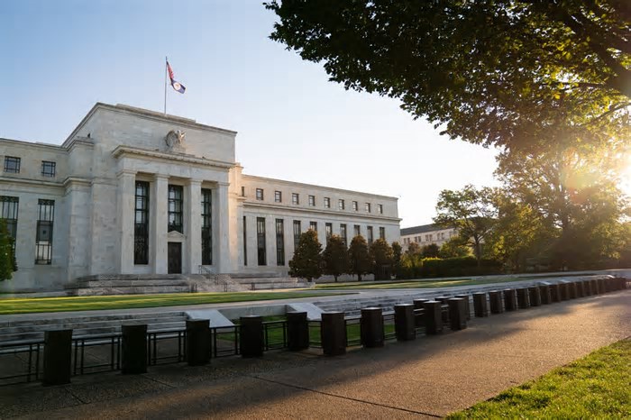 Empresas dos EUA cogitam elevar preços com tarifas de Trump sobre insumos importados, diz relatório do Fed