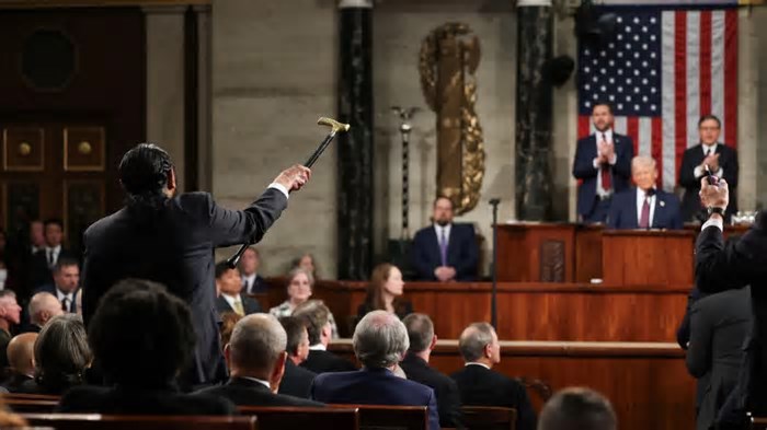 Democrata é expulso da Câmara dos Representantes por interromper Trump