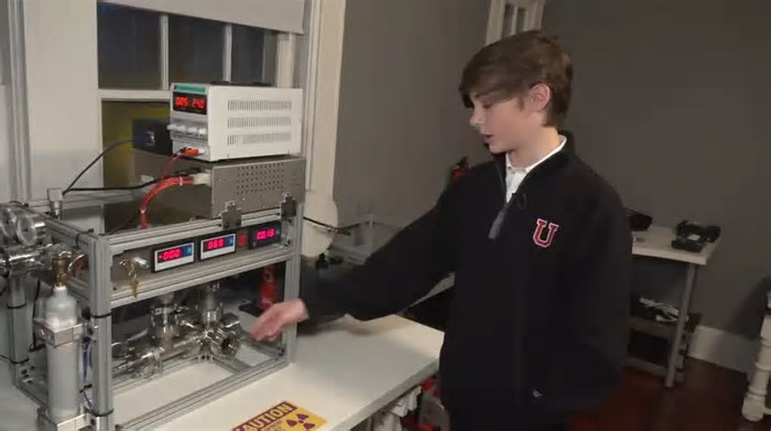 Menino de 13 anos recebe visita inesperada do FBI após construir reator de fusão nuclear no seu quarto
