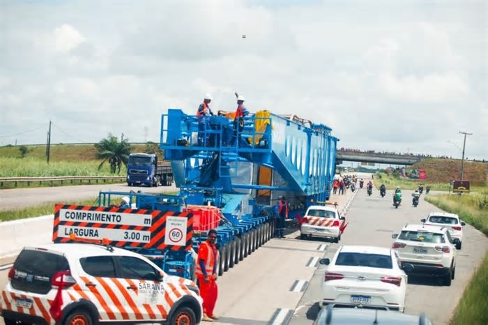 Após chamar a atenção em Pernambuco, comboio com transformador de 250 toneladas chega à Paraíba