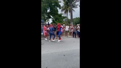 Transporte de transformador com 250 toneladas para parque eólico vira festa com churrasco na BR-101 e gera memes