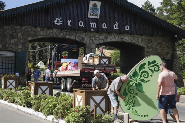 Ruas de Gramado começam a ser coloridas pela decoração da ChocoPáscoa
