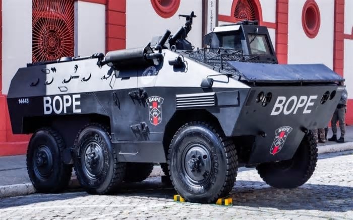 Exército Brasileiro doa veículos blindados e fuzis ao BOPE e batalhão de choque do Rio Grande do Sul