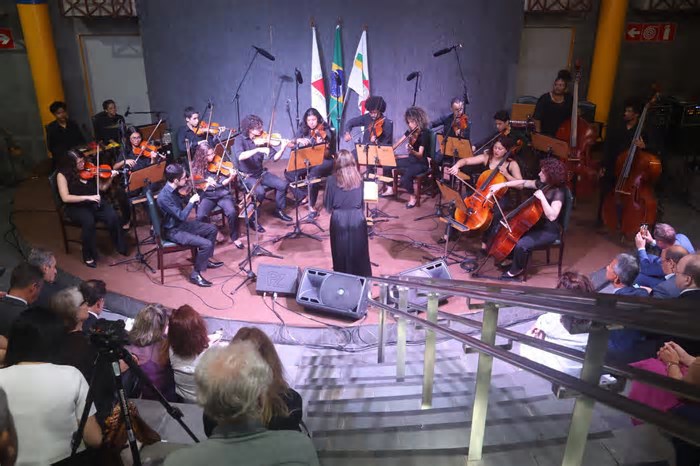 Nova ocupação do Rainha da Sucata é celebrada com apresentação musical