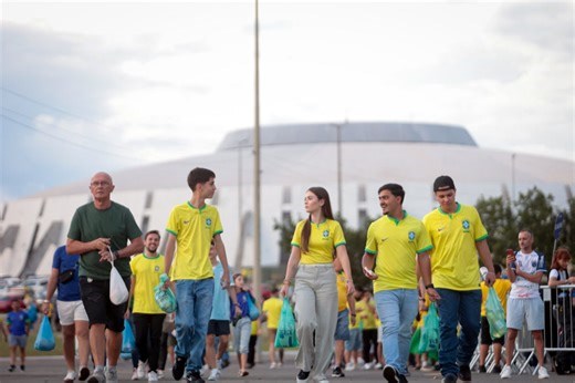 Mané Garrincha: chegada de multidão de torcedores ocorre em clima de paz