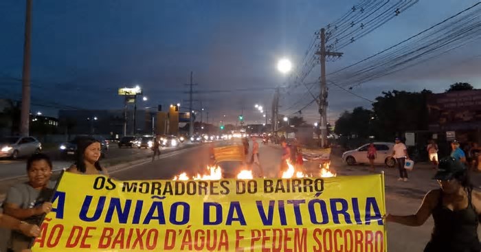 VÍDEO: moradores fecham avenida em protesto contra alagamentos em Manaus