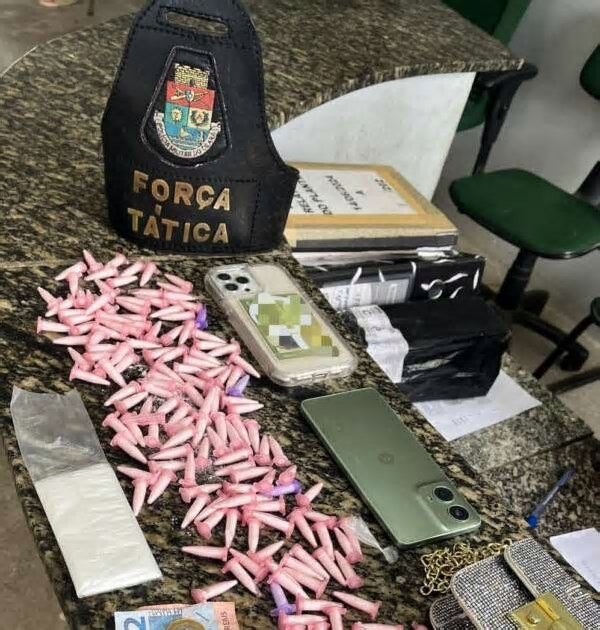 PM NÃO PARA DE TRABALHAR E PRENDE MULHER COM DROGAS