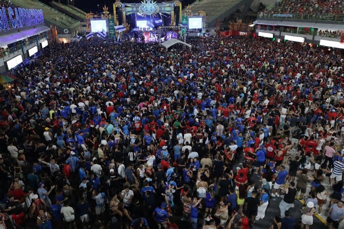 Mais de 10 mil pessoas lotam Sambódromo na abertura dos Ensaios dos Bumbás