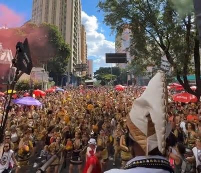Bloco ‘Ziguiriguidum’ leva cores e axé ao centro de Belo Horizonte