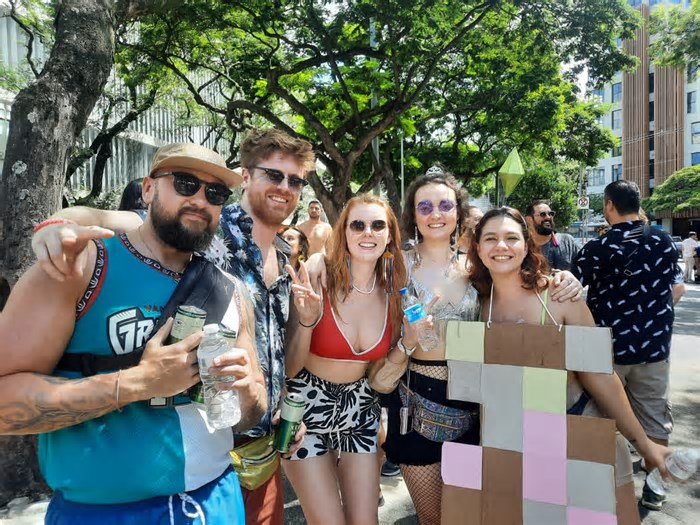 Com turistas de todo canto, Carnaval de BH tem diversidade de sotaques e idiomas: ‘o melhor do Brasil’