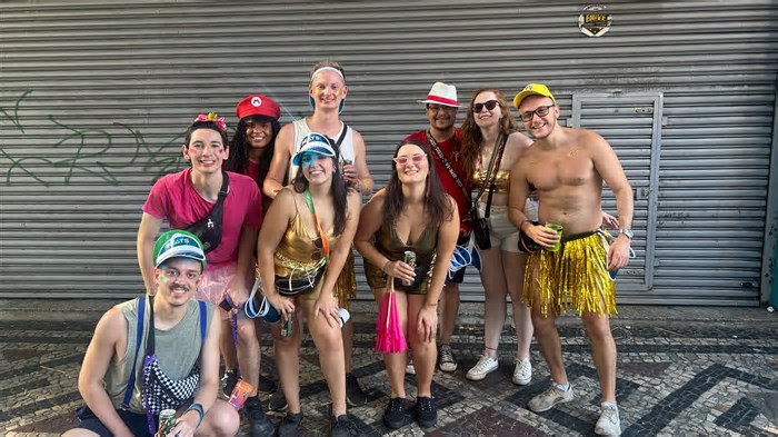 Grupo de turistas se une para ‘desbravar’ Carnaval de Belo Horizonte