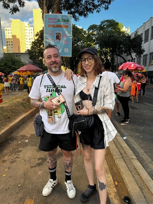Fotógrafa inova e vende 'fotos de polaroids' em desfile do Bloco and Roll: ‘eternizar momentos’
