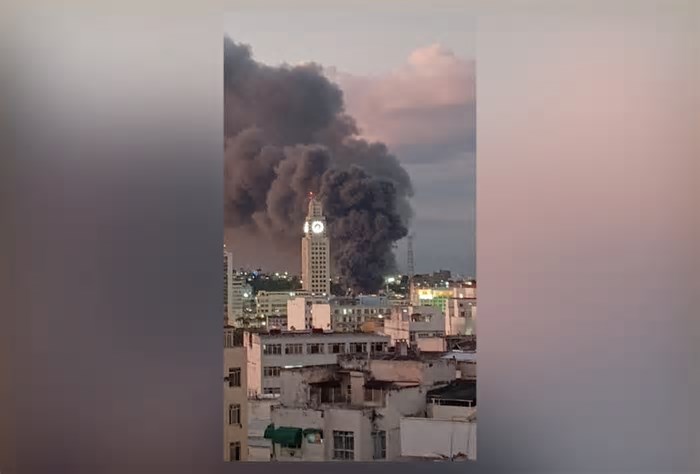 Incêndio em imóvel no Centro provoca lentidão no trânsito e uma grande coluna de fumaça