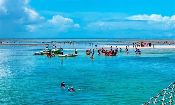 Turista morre ao pular de barco durante passeio em Porto Seguro