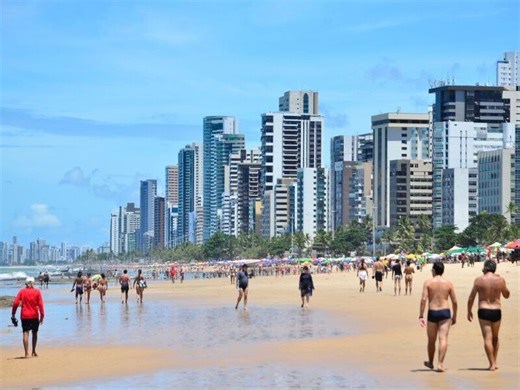 Recife: Comando Militar faz demonstração de salto livre de paraquedas na praia de Boa Viagem