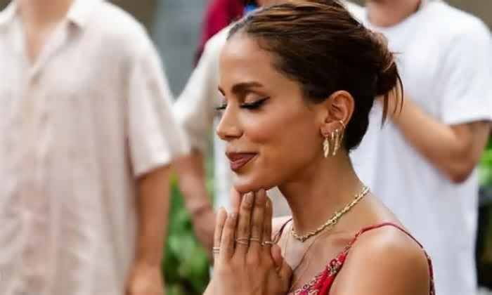 Anitta inicia festas de aniversário com celebração espiritual; VÍDEO