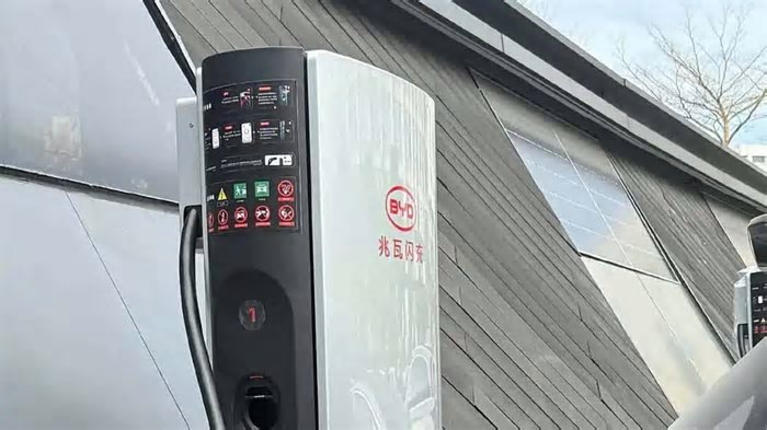 400 km em minutos: conheça o novo carregador de 1 MW da BYD