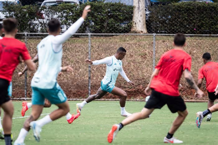 Ônibus do Pouso Alegre sofre acidente na BR-381 após jogo-treino contra o Cruzeiro