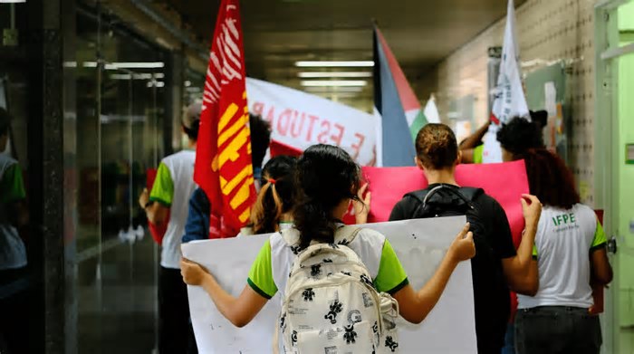 PE: Comitê de Apoio ao AND realiza brigada durante manifestação estudantil no IFPE