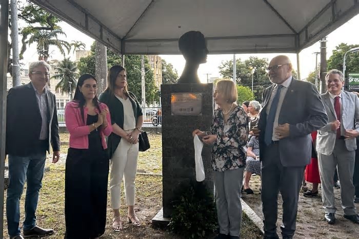 Demócrito de Souza Filho é homenageado em evento na Faculdade de Direito do Recife com exposição e aposição de placa