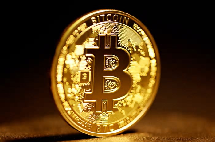 Bitcoin tenta recuperação, mas acumula perdas de 6,5% em 7 dias