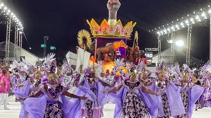 Desfile de escolas de samba reafirma tradição popular no RS