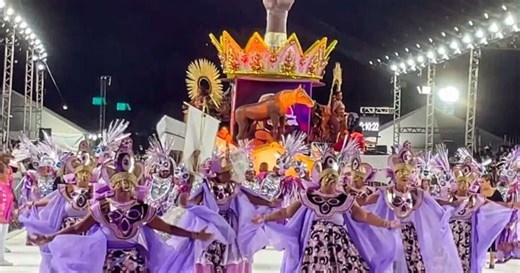 Desfile de escolas de samba reafirma tradição popular de Porto Alegre