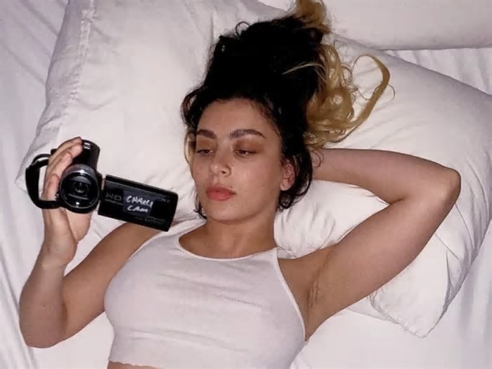 Charli XCX pode estar no elenco de novo filme da Netflix