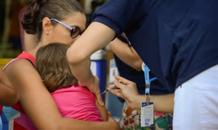 Prefeitura do Rio retomará vacinação nas escolas nesta quarta-feira