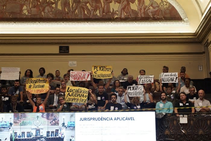 Projeto de lei de regulação do Airbnb é debatido na Câmara do Rio; donos de imóveis lotam galeria, contra e a favor