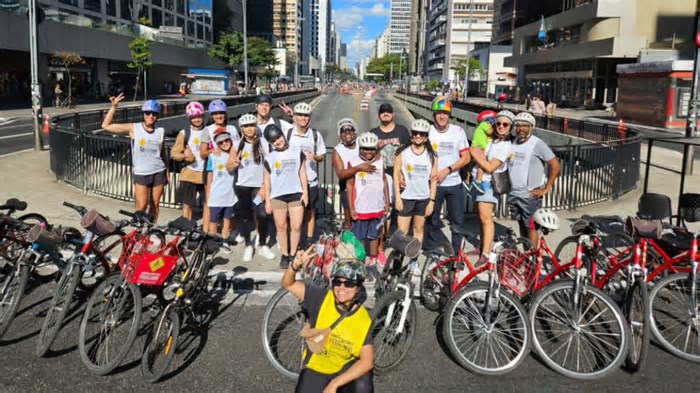 Bike tour e passeio guiado são opções acessíveis para conhecer São Paulo