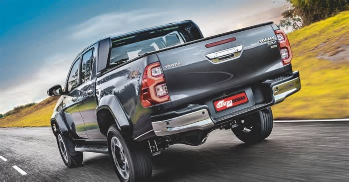 Vendas de fevereiro: Hilux derrapa e Corolla Cross surge no top 10