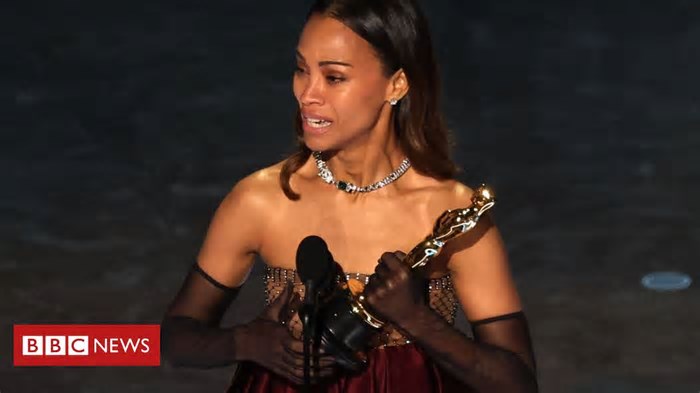 'Tenho orgulho de ser filha de imigrantes': o discurso emocionado de Zoe Saldaña no Oscar
