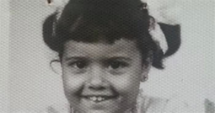 Por volta de 1981, essa menina de franja esbanjava simpatia por aí; hoje é presença essencial no Carnaval. Reconhece?