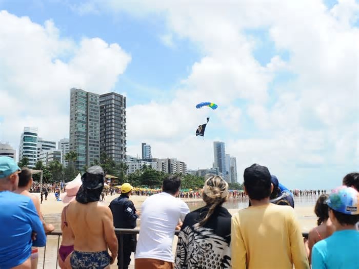 Recife: Boa Viagem recebe evento com salto de paraquedas e exposição do Exército Brasileiro