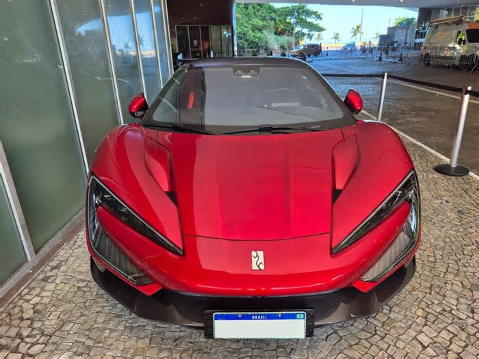 Único no Brasil, supercarro elétrico que 'dança' vira atração em conhecido hotel carioca