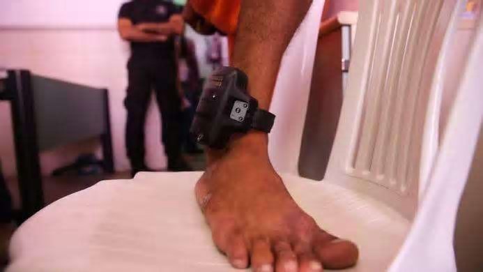 Dois presos por extorsões e ataques a empresas provedoras de internet em Fortaleza utilizavam tornozeleira eletrônica