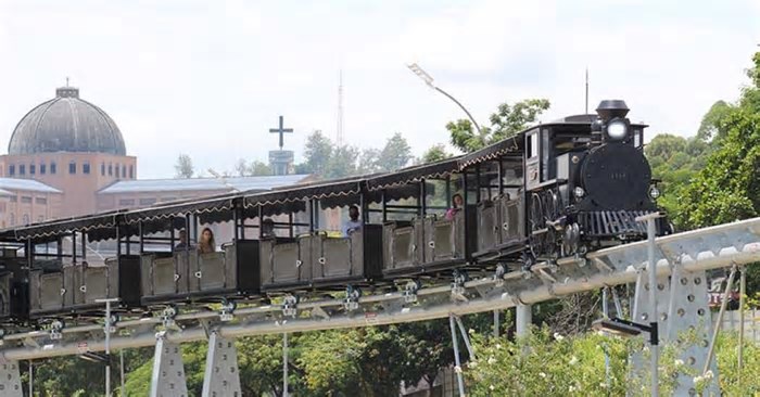 Trem do Devoto percorre principais pontos turísticos de Aparecida (SP)